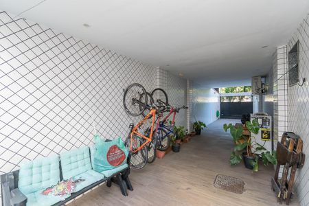 Casa à venda com 400m², 4 quartos e 3 vagas Casa à venda com 400m², 4 quartos e 3 vagasÁrea comum e Garagem