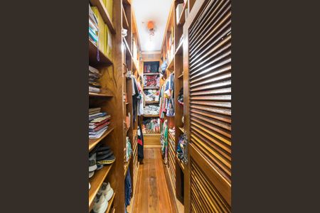 Casa à venda com 400m², 4 quartos e 3 vagas Casa à venda com 400m², 4 quartos e 3 vagasSuíte 1 - Closet