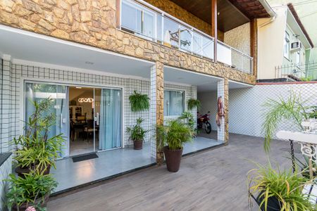 Casa à venda com 400m², 4 quartos e 3 vagas Casa à venda com 400m², 4 quartos e 3 vagasÁrea comum da Frente