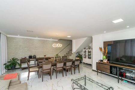 Casa à venda com 400m², 4 quartos e 3 vagas Casa à venda com 400m², 4 quartos e 3 vagasSala