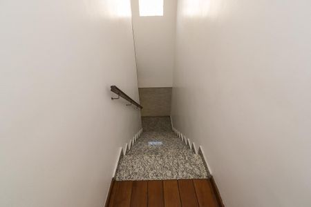 Casa à venda com 400m², 4 quartos e 3 vagas Casa à venda com 400m², 4 quartos e 3 vagasHall do 2º andar - Escada de acesso