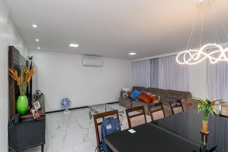 Casa à venda com 400m², 4 quartos e 3 vagas Casa à venda com 400m², 4 quartos e 3 vagasSala