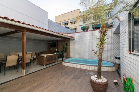 Casa à venda com 400m², 4 quartos e 3 vagas Casa à venda com 400m², 4 quartos e 3 vagasÁrea comum - Piscina