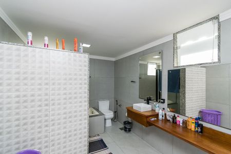 Casa à venda com 400m², 4 quartos e 3 vagas Casa à venda com 400m², 4 quartos e 3 vagasBanheiro da Suíte 2