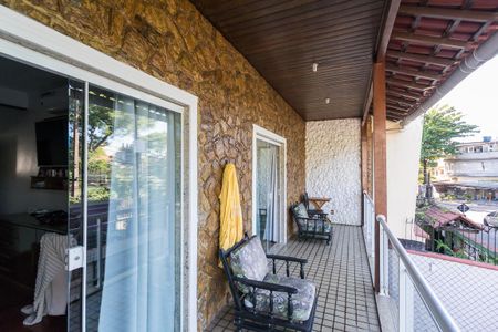 Casa à venda com 400m², 4 quartos e 3 vagas Casa à venda com 400m², 4 quartos e 3 vagasVaranda da Suíte 1