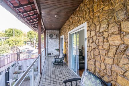 Casa à venda com 400m², 4 quartos e 3 vagas Casa à venda com 400m², 4 quartos e 3 vagasVaranda da Suíte 3