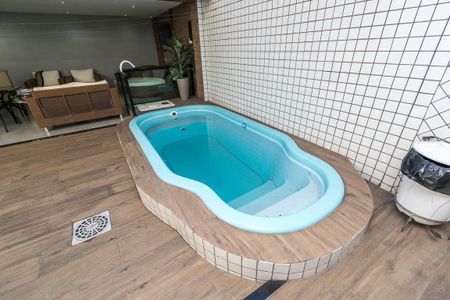 Casa à venda com 400m², 4 quartos e 3 vagas Casa à venda com 400m², 4 quartos e 3 vagasÁrea comum Piscina