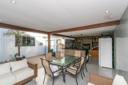 Casa à venda com 400m², 4 quartos e 3 vagas Casa à venda com 400m², 4 quartos e 3 vagasÁrea comum