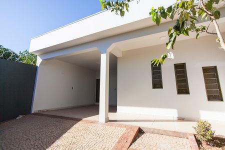 Casa para alugar com 70m², 3 quartos e 1 vaga Casa para alugar com 70m², 3 quartos e 1 vagaFachada