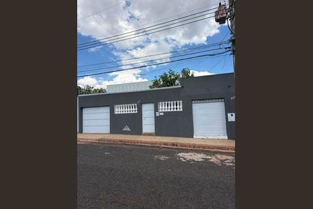 Fachada de casa para alugar com 3 quartos, 180m² em Osvaldo Rezende, Uberlândia