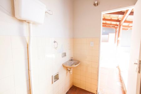 Casa para alugar com 70m², 3 quartos e 1 vaga Casa para alugar com 70m², 3 quartos e 1 vagaBanheiro de Serviço