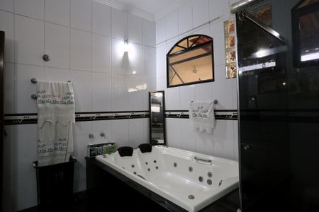 Casa à venda com 579m², 6 quartos e 10 vagasBanheiro da Suíte 2