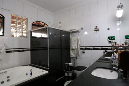 Casa à venda com 579m², 6 quartos e 10 vagasBanheiro da Suíte 2