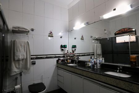 Casa à venda com 579m², 6 quartos e 10 vagasBanheiro da Suíte 2
