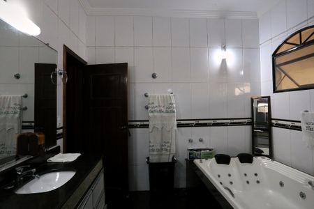 Casa à venda com 579m², 6 quartos e 10 vagasBanheiro da Suíte 2