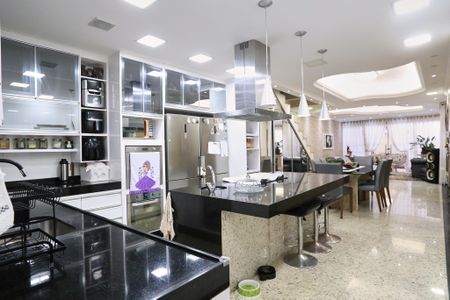 Casa à venda com 579m², 6 quartos e 10 vagasCozinha