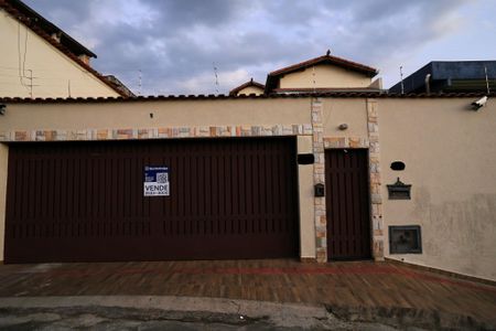 Casa à venda com 579m², 6 quartos e 10 vagasFachada