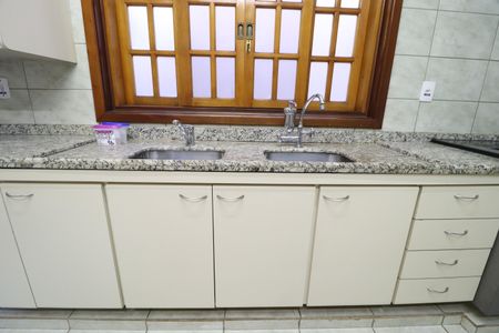 Casa para alugar com 242m², 4 quartos e 2 vagasCozinha