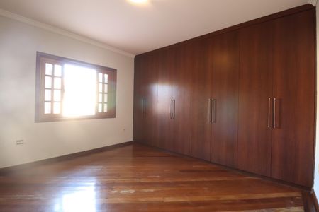 Casa para alugar com 242m², 4 quartos e 2 vagasSuíte 3