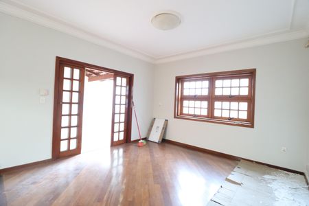 Casa para alugar com 242m², 4 quartos e 2 vagasSala