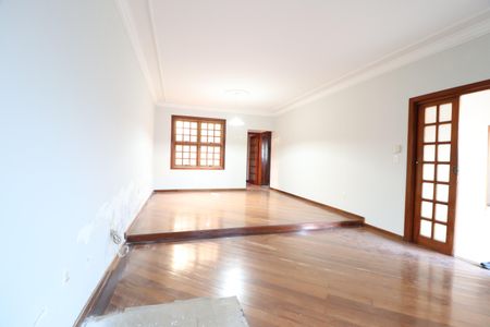 Casa para alugar com 242m², 4 quartos e 2 vagasSala