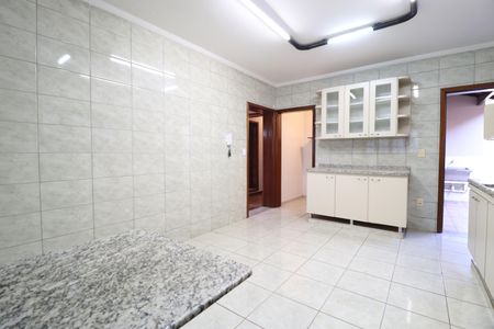 Casa para alugar com 242m², 4 quartos e 2 vagasCozinha