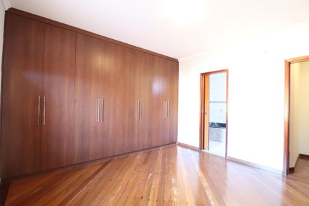 Casa para alugar com 242m², 4 quartos e 2 vagasSuíte 3