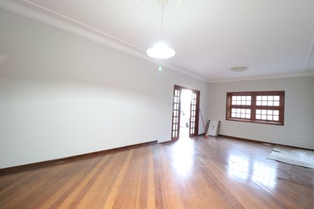 Casa para alugar com 242m², 4 quartos e 2 vagasSala