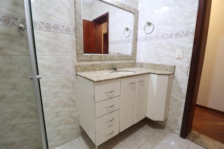 Casa para alugar com 242m², 4 quartos e 2 vagasBanheiro Social