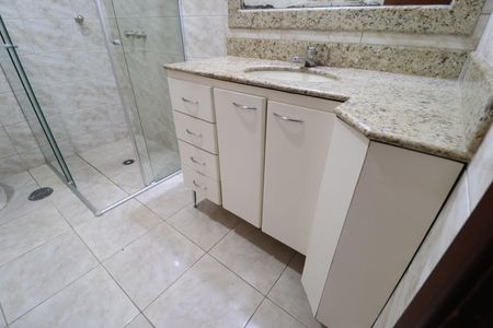 Casa para alugar com 242m², 4 quartos e 2 vagasBanheiro Social