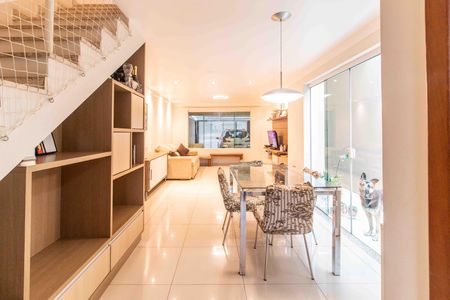 Casa à venda com 143m², 3 quartos e 4 vagas Casa à venda com 143m², 3 quartos e 4 vagasSala