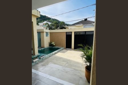 Casa de condomínio à venda com 250m², 3 quartos e 3 vagas