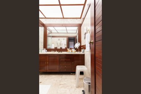 Casa para alugar com 896m², 4 quartos e 6 vagasBanheiro da Suíte 1