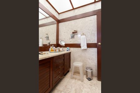 Casa para alugar com 896m², 4 quartos e 6 vagasBanheiro da Suíte 1