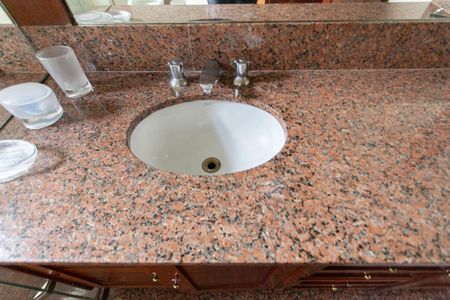 Casa para alugar com 896m², 4 quartos e 6 vagasBanheiro da Suíte 2