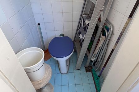 Banheiro de Serviço de apartamento para alugar com 2 quartos, 112m² em Gonzaga, Santos