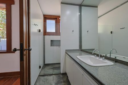 Casa de condomínio à venda com 670m², 6 quartos e 6 vagas Casa de condomínio à venda com 670m², 6 quartos e 6 vagasBanheiro da Suíte 2