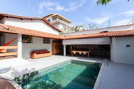 Casa à venda com 280m², 3 quartos e 4 vagasPiscina