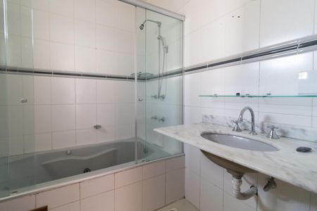 Casa de condomínio à venda com 181m², 3 quartos e 2 vagasBanheiro da Suíte