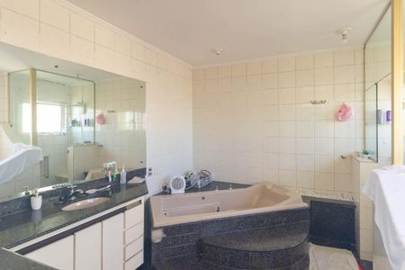 Apartamento à venda com 492m², 4 quartos e 2 vagas Apartamento à venda com 492m², 4 quartos e 2 vagasBanheiro da Suíte 1