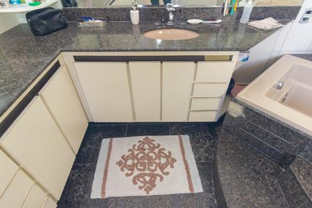 Apartamento à venda com 492m², 4 quartos e 2 vagas Apartamento à venda com 492m², 4 quartos e 2 vagasBanheiro da Suíte 1