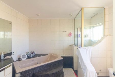 Apartamento à venda com 492m², 4 quartos e 2 vagas Apartamento à venda com 492m², 4 quartos e 2 vagasBanheiro da Suíte 1