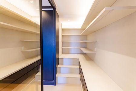 Casa à venda com 150m², 2 quartos e 4 vagas Casa à venda com 150m², 2 quartos e 4 vagasCloset da suíte 2