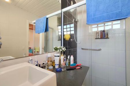 Casa à venda com 400m², 5 quartos e 4 vagas Casa à venda com 400m², 5 quartos e 4 vagasBanheiro Suíte