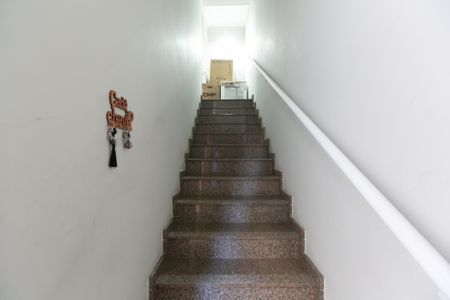 Casa para alugar com 250m², 2 quartos e 3 vagas Casa para alugar com 250m², 2 quartos e 3 vagasEscada - Entrada