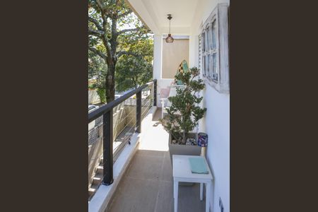 Casa à venda com 200m², 4 quartos e 1 vaga Casa à venda com 200m², 4 quartos e 1 vagaSacada do Quarto 1 e 2