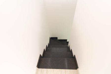 Casa de condomínio para alugar com 68m², 2 quartos e 2 vagas Casa de condomínio para alugar com 68m², 2 quartos e 2 vagasEscada