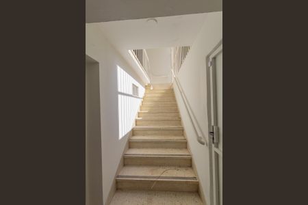 Casa para alugar com 600m², 6 quartos e 4 vagasEscada