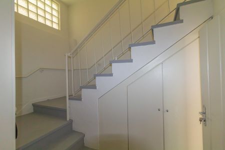 Casa para alugar com 600m², 6 quartos e 4 vagasEscada de acesso ao 2° andar