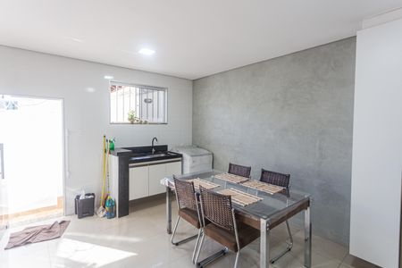 Casa à venda com 400m², 3 quartos e 3 vagas Casa à venda com 400m², 3 quartos e 3 vagasCopa/Área de Serviço